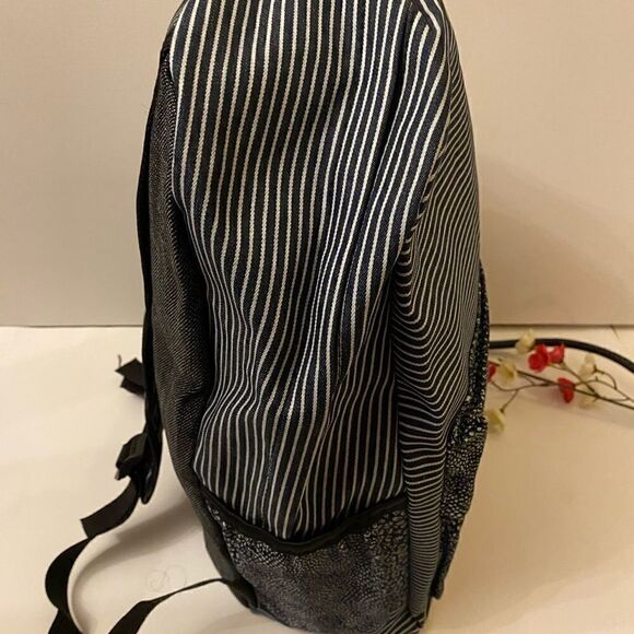 Unisexā
TeenāCasualĀ Canvasā
Backpacks - Picture 2 of 3